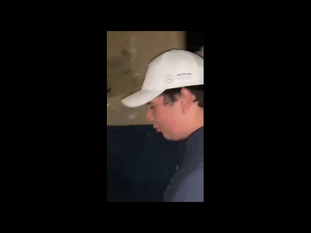 joven empuja a persona de la tercera edad
